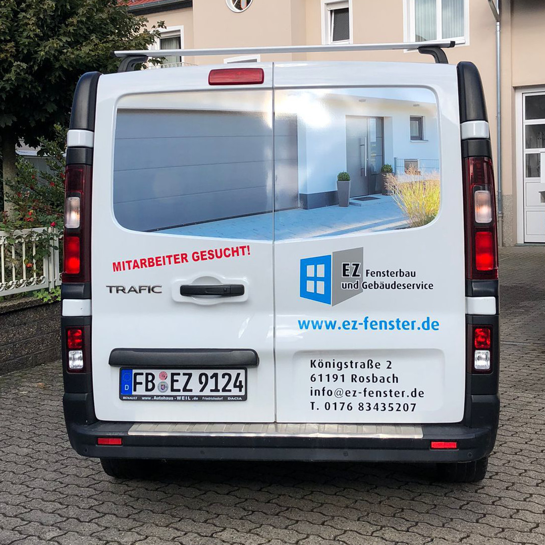 Servicefahrzeug von EZ Fensterbau und Gebäudeservice