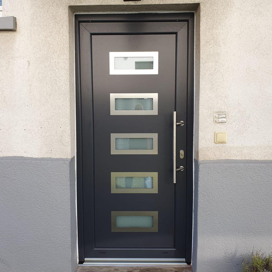 Moderne Haustür mit hochwertigem Griff